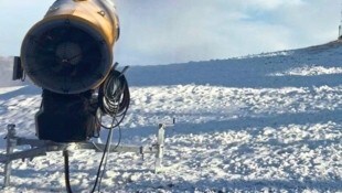 Ein Hauch von Winter: Auf der Planai laufen die Schneekanonen auf Hochtouren.