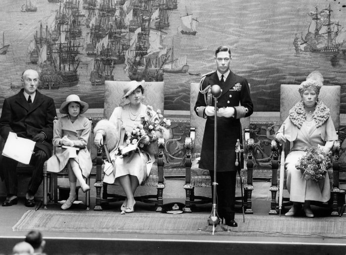 Der König bei einer Ansprache mit seiner Frau (dritte von links) und seiner Tochter Elisabeth ...