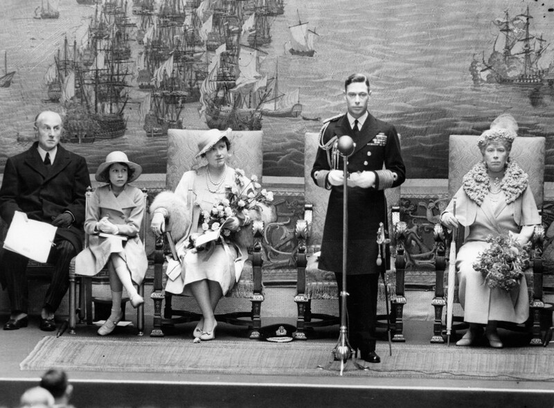 Der König bei einer Ansprache mit seiner Frau (dritte von links) und seiner Tochter Elisabeth (zweite von links). Rechts die Mutter des Königs.  (Bild: Austrian Archives (S) / brandstaetter images / picturedesk.com)