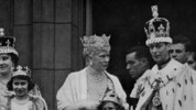 George VI. am Tag seiner Krönung auf dem Balkon des Buckingham Palastes. Das Mädchen links ist ...