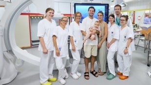 Das Team der Klinischen Abteilung für Pädiatrische Kardiologie des Uniklinikum Graz. Im Mittelpunkt: die kleine Ilvy mit ihren Eltern. (Bild: LKH-Univ. Klinikum Graz/Kurt Remling)