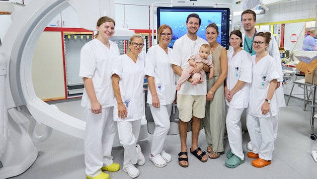 Das Team der Klinischen Abteilung für Pädiatrische Kardiologie des Uniklinikum Graz. Im Mittelpunkt: die kleine Ilvy mit ihren Eltern. (Bild: LKH-Univ. Klinikum Graz/Kurt Remling)