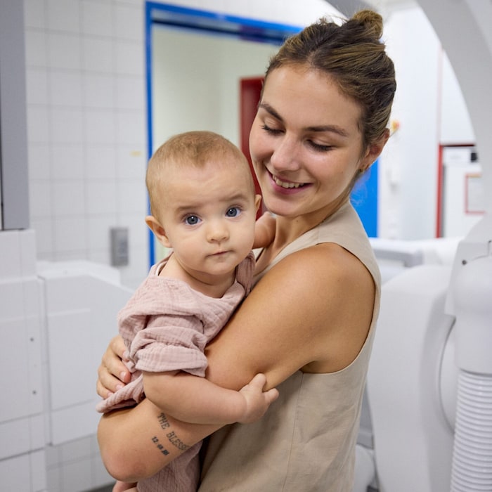 Die kleine Ilvy auf dem Arm ihrer Mama.