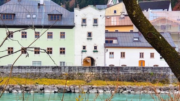 The tower with the gate was part of the fortifications in historic Rattenberg. Until 1839, the old wooden bridge crossed the Inn from here. (Bild: zVg)