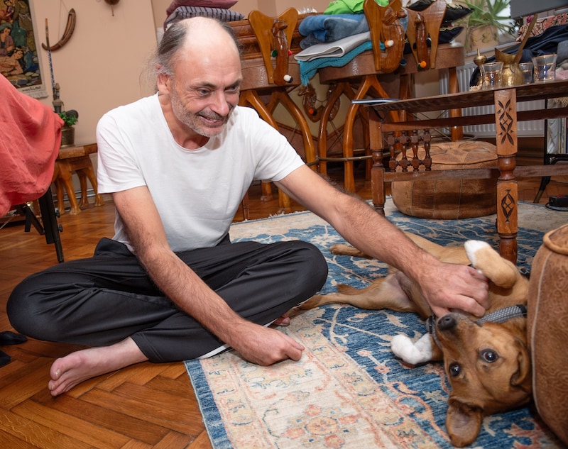 Roberto prefers to receive guests at his home on the floor. (Bild: Doris_SEEBACHER)