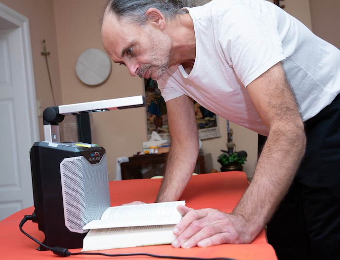 Mit einem eigenem Gerät werden Roberto ganze Bücher vorgelesen. 