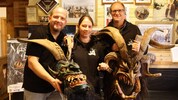 Wolfgang Vogl, Tanja Huemer und Andreas Kluppenecker zeigen ihre Schätze. Die rechte Maske hat ...