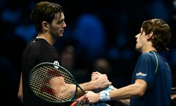 Taylor Fritz (links) gratuliert Alex de Minaur (rechts) zu seiner kämpferischen Leistung. 