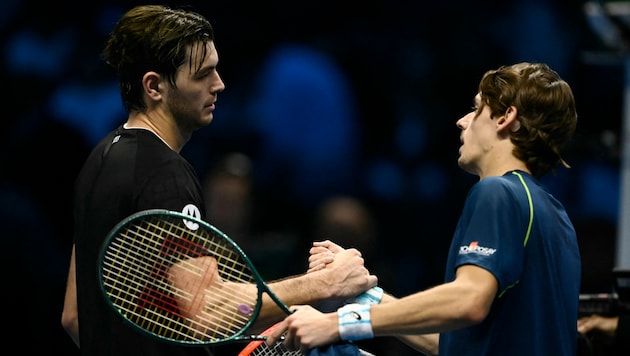 Taylor Fritz (links) gratuliert Alex de Minaur (rechts) zu seiner kämpferischen Leistung.  (Bild: AFP/APA/Marco BERTORELLO)