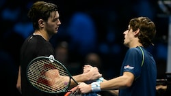 Taylor Fritz (links) gratuliert Alex de Minaur (rechts) zu seiner kämpferischen Leistung.  (Bild: AFP/APA/Marco BERTORELLO)