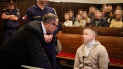 Verteidiger Andreas Mauhart mit dem 22-jährigen Angeklagten (Bild: Scharinger Daniel/Pressefoto Scharinger © Daniel Scharinger, Krone KREATIV)