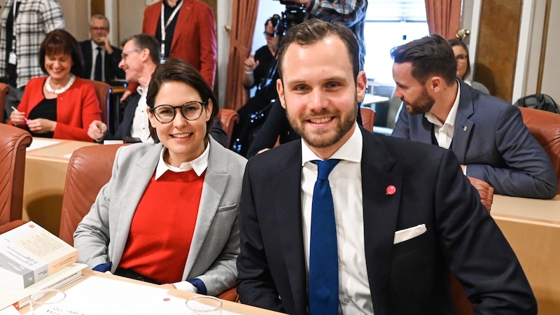 Julia Bammer und Felix Eypeltauer von den Neos. Ihre pinken Sitze bleiben am Donnerstag leer.  (Bild: Wenzel Markus/Markus Wenzel)