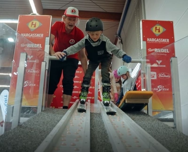 There is an indoor ski jump for young sports fans to try out (Bild: Anja Schobi)