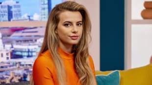 Model Chloe Ayling (Nadia Parkes) in einer britischen TV-Talkshow, nachdem sie von ihren Entführern freigekommen ist. (Bild: ZDF/Amy Brammall)