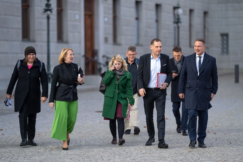 Bundesgeschäftsführerin Sandra Breiteneder (SPÖ), Nationalratspräsidentin Doris Bures (SPÖ), Frauenchefin Eva Maria Holzleitner (SPÖ), ÖGB-Präsident Wolfgang Katzian (SPÖ), Klubobmann Philip Kucher (SPÖ), Joachim Preiss (SPÖ) und Parteivorsitzender Andreas Babler (SPÖ) (Bild: APA/GEORG HOCHMUTH)