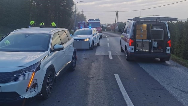 Der junge Motorradfahrer kollidierte mit der linken Vorderseite des entgegenkommenden Pkw. (Bild: Freiwillige Feuerwehr Berndorf)