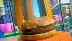 Für mittlerweile 104 Betroffene war der Verzehr eines Quarter-Pounders – dem amerikanischen Pendant des Hamburger Royal – alles andere als ein Genuss. (Bild: AP ( via APA) Austria Presse Agentur/Richard Drew)