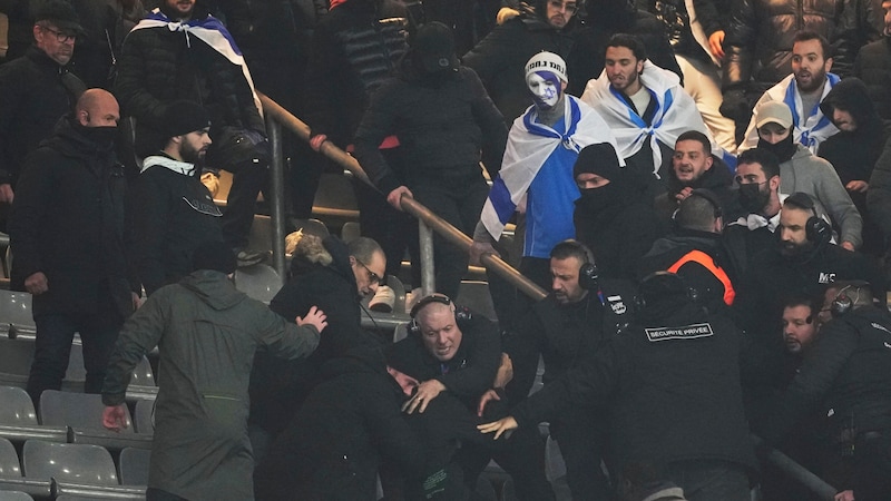 Ausschreitungen im Stade de Framce in Paris (Bild: AP)