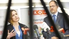 Chefverhandlerin Veronika Arnost (GPA) und Bundesspartenobmann Rainer Trefelik (WKÖ) haben bisher noch keinen grünen Zweig gefunden. (Bild: APA/TOBIAS STEINMAURER)