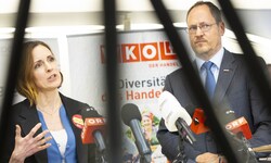 Chefverhandlerin Veronika Arnost (GPA) und Bundesspartenobmann Rainer Trefelik (WKÖ) haben ...
