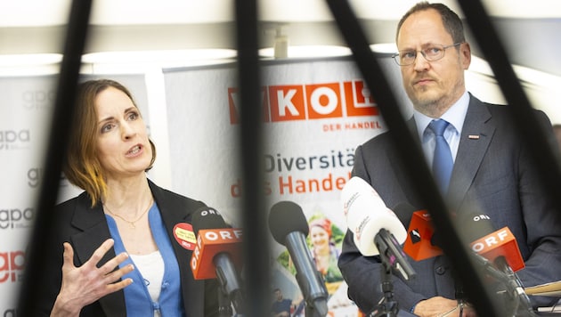 Chefverhandlerin Veronika Arnost (GPA) und Bundesspartenobmann Rainer Trefelik (WKÖ) haben bisher noch keinen grünen Zweig gefunden. (Bild: APA/TOBIAS STEINMAURER)