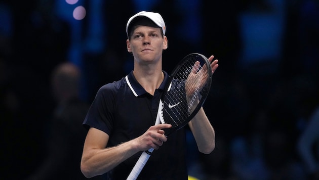 Jannik Sinner celebrated an ultimately commanding victory against Daniil Medvedev. (Bild: AP ( via APA) Austria Presse Agentur/ASSOCIATED PRESS)