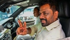 Der sri-lankische Präsident Anura Kumara Dissanayake beim Verlassen des Wahllokals (Bild: APA/AFP/Ishara S. KODIKARA)