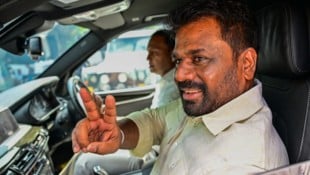 Der sri-lankische Präsident Anura Kumara Dissanayake beim Verlassen des Wahllokals (Bild: APA/AFP/Ishara S. KODIKARA)