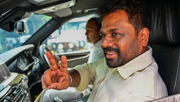 Sri Lankan President Anura Kumara Dissanayake leaving the polling station (Bild: APA/AFP/Ishara S. KODIKARA)