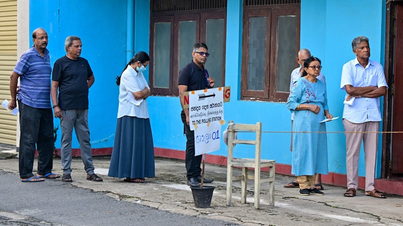 People queue outside a polling station. (Bild: APA/AFP/Ishara S. KODIKARA)