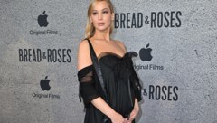 Jennifer Lawrence zeigte sich bei der Premiere von „Bread & Roses“ mit Babybauch und im Glamour-Style. (Bild: APA/AFP/Robyn Beck)