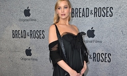 Jennifer Lawrence zeigte sich bei der Premiere von „Bread &amp; Roses“ mit Babybauch und im ...