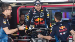 Muss Sergio Perez bald endgültig aus dem Red-Bull-Cockpit steigen? (Bild: AFP/APA/Miguel SCHINCARIOL)