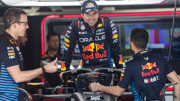 Muss Sergio Perez bald endgültig aus dem Red-Bull-Cockpit steigen? (Bild: AFP/APA/Miguel SCHINCARIOL)