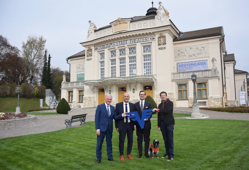 (v.l.) Alfred Holzer und Johannes Jelinek von der Volksbank Kärnten ermöglichen gemeinsam mit Matthias Walter und Aron Stiehl vom Stadttheater Klagenfurt, Jugendlichen gratis Zutritt zu Kulturgenuss.  (Bild: Stadttheater Klagenfurt)