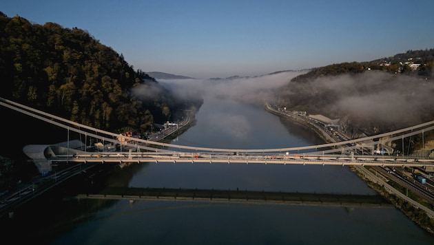 Am heutigen Freitag soll die neue Brücke ab 18 Uhr erstmals befahrbar sein. (Bild: Markus Wenzel)