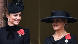 Prinzessin Kate und Herzogin Sophie sollen sich am Remembrance Sunday über Prinz Williams Bart unterhalten haben.  (Bild: APA/AFP/POOL/Toby Melville)