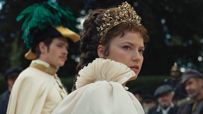 Die Lage am Hof von Kaiserin Elisabeth (Devrim Lingnau) und Kaiser Franz (Philip Froissant) ist angespannt. (Bild: Netflix)