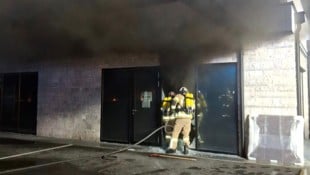 Die Feuerwehr war rasch vor Ort und konnte Schlimmeres verhindern. (Bild: ZOOM Tirol/Krone KREATIV)