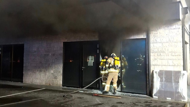 Die Feuerwehr war rasch vor Ort und konnte Schlimmeres verhindern. (Bild: ZOOM Tirol/Krone KREATIV)