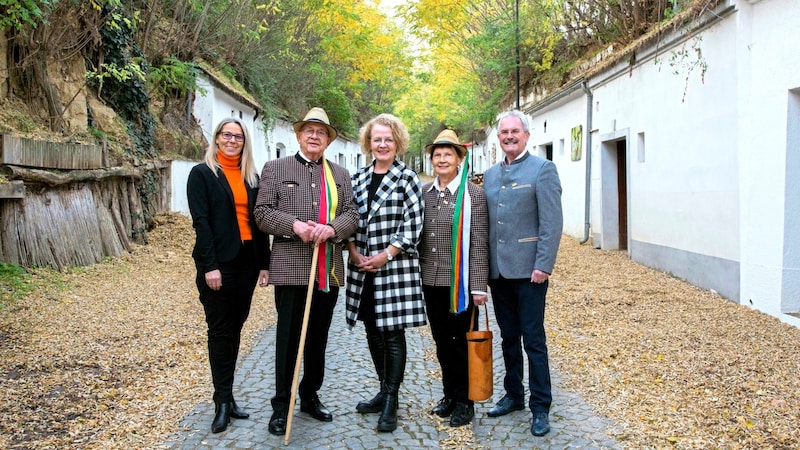 Project presented in Poysdorf's "most beautiful cellar lane": Managing Director of Gesundheit Weinviertel GmbH, Katja Steininger, the Chairman of the Association of Cellar Lane Guides, Prof. Dr. Joachim Maly, Provincial Councillor Christiane Teschl-Hofmeister, Cellar Lane Guide Johanna Schreiber and the President of the Provincial Parliament and Association of the Chairman of the Cellar Lane Guides, Karl Wilfing. (Bild: zVg)