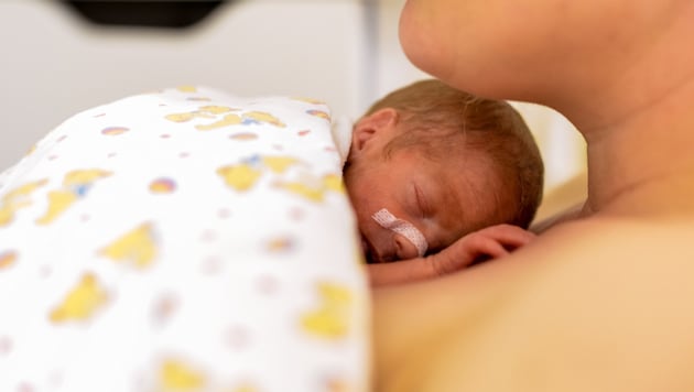 Physical contact with the parents is particularly important for premature babies. (Bild: stock.adobe.com/Tobilander)