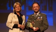 Verteidigungsministerin Klaudia Tanner und der ausgezeichnete Vizeleutnant Johann Kitz bei der Verleihung des Awards „Militär des Jahres 2024“ (Bild: GunterPusch/Bundesheer)