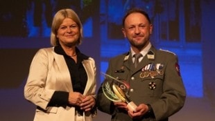 Verteidigungsministerin Klaudia Tanner und der ausgezeichnete Vizeleutnant Johann Kitz bei der Verleihung des Awards „Militär des Jahres 2024“ (Bild: GunterPusch/Bundesheer)