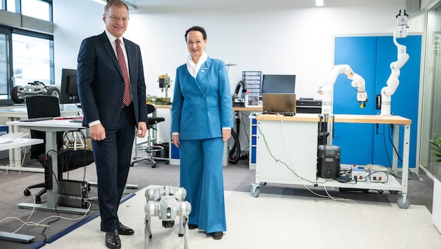 LH Stelzer und Gründungspräsidentin Lindstaedt mit Roboterhund im Robotics Lab. (Bild: Peter C. Mayr)