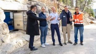 Innsbrucks Bürgermeister Johannes Anzengruber (Mitte) machte sich ein Bild von der neuen Anlage für die Versorgung mit dem Trinkwasser. (Bild: inpublic)