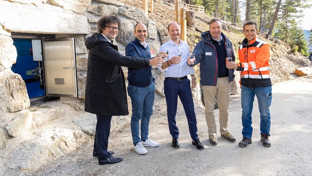 Innsbruck's mayor Johannes Anzengruber (center) took a look at the new drinking water supply system. (Bild: inpublic)