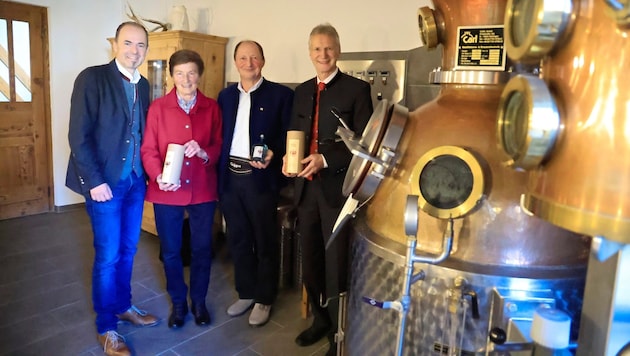 Celebrating 30 years of the award: Josef Hechenberger, Maria Pfandl, Stefan Nothdurfter and Wendelin Juen (from left). (Bild: Birbaumer Christof)