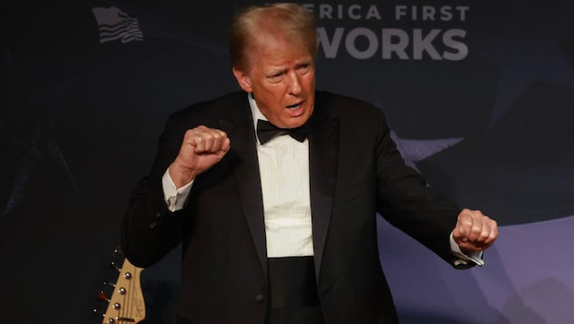 Trump dances back towards the White House on his euphoric wave of victory. (Bild: APA/Getty Images via AFP/JOE RAEDLE)