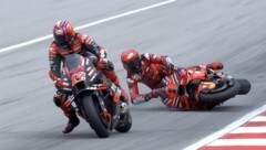 Francesco Bagnaia (re.) stürzt zum Auftakt des MotoGP-Finales. (Bild: x.com/MotoGP)